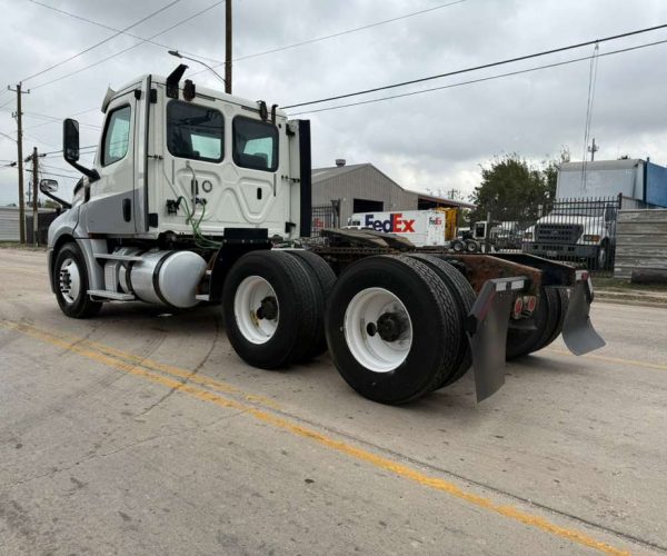 2019 FREIGHTLINER CASCADIA 126 006