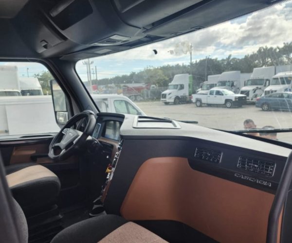 2019 FREIGHTLINER CASCADIA 126 013