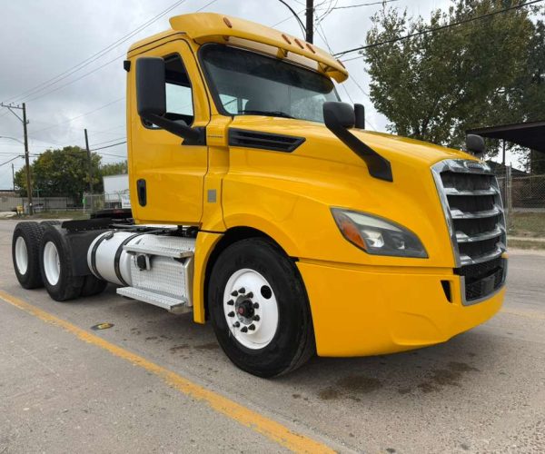 2019 FREIGHTLINER CASCADIA 126 DAY CAB TANDEM 001
