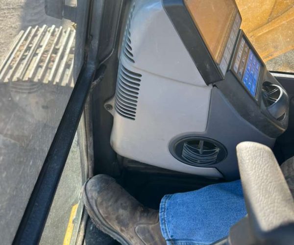 2019 KOMATSU PC490LC-11 EXCAVATOR ENCLOSED CAB AC 023