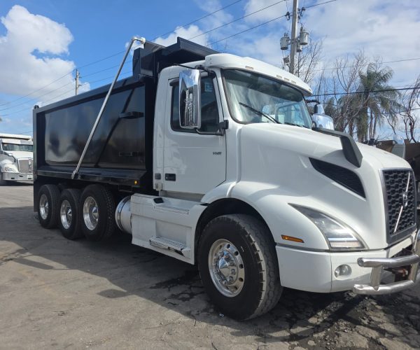 2020 VOLVO VNR TRI-AXLE DUMP TRUCK 100,000 LB REAR HITCH 001