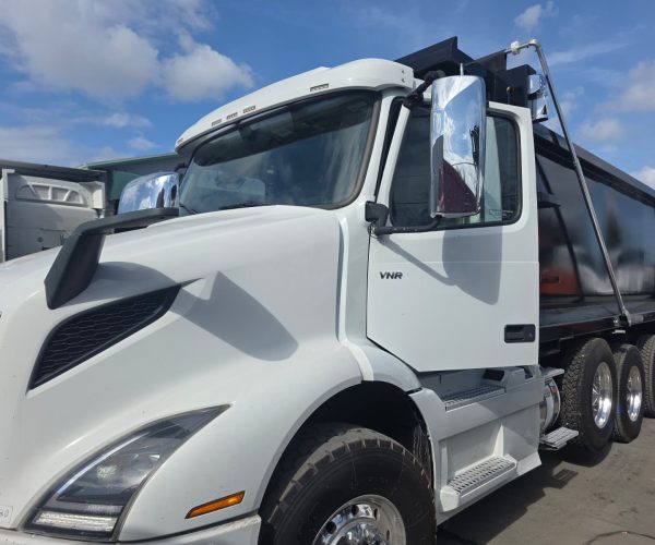 2020 VOLVO VNR TRI-AXLE DUMP TRUCK 100,000 LB REAR HITCH 002