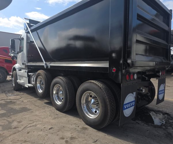 2020 VOLVO VNR TRI-AXLE DUMP TRUCK 100,000 LB REAR HITCH 003