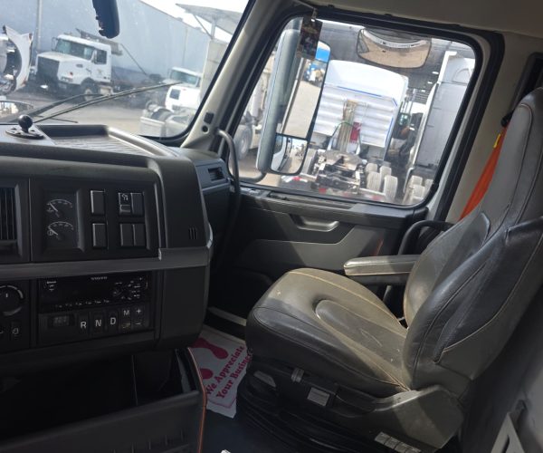 2020 VOLVO VNR TRI-AXLE DUMP TRUCK 100,000 LB REAR HITCH 006