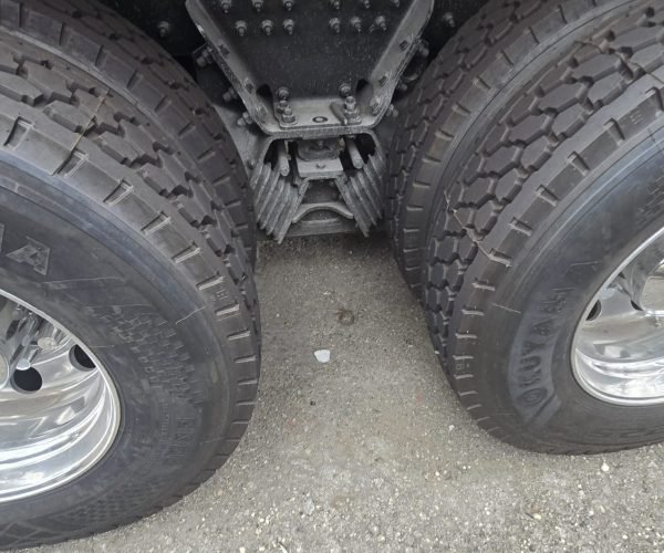 2022 PETERBILT 579 DUMP TRUCK TRI AXLE - LOW MILES 010