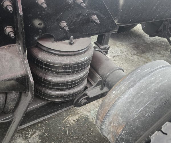 2022 PETERBILT 579 DUMP TRUCK TRI AXLE - LOW MILES 012