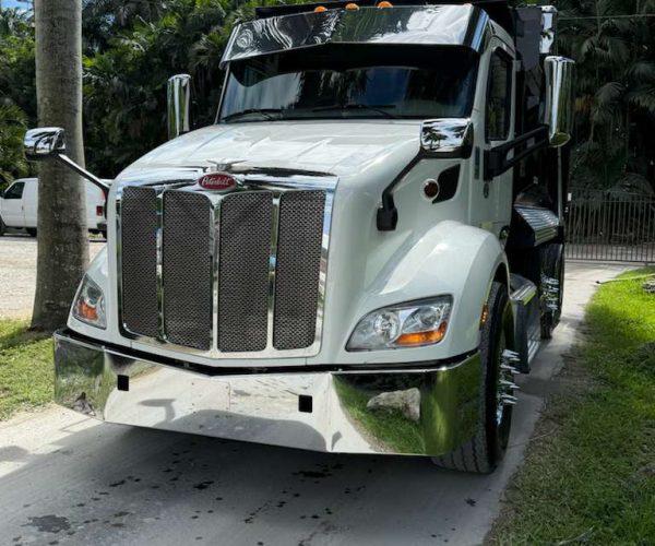 2022 PETERBILT 579 DUMP TRUCK TRI-AXLE STEEREABLE THIRD AXLE 001