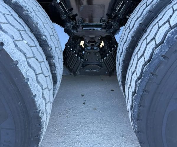 2022 PETERBILT 579 DUMP TRUCK TRI-AXLE W 100.000 LB REAR HITCH 2 018