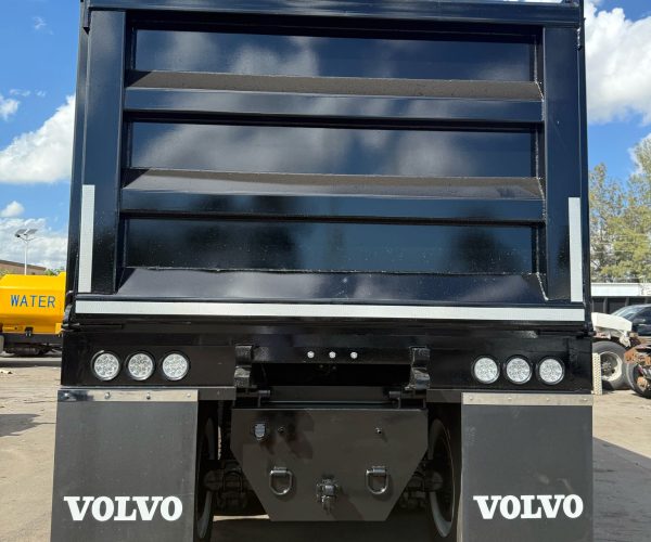 2022 VOLVO DUMP TRUCK TRI-AXLE 004