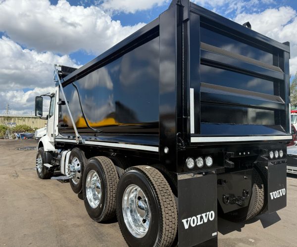 2022 VOLVO DUMP TRUCK TRI-AXLE 005