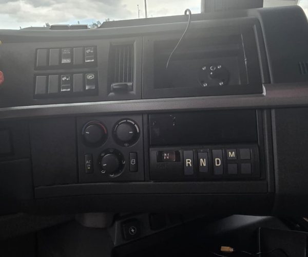 2022 VOLVO VNR300 DUMP TRUCK TRI-AXLE 006