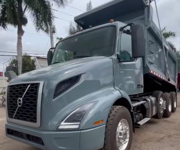 2022 VOLVO VNR300 DUMP TRUCK TRI-AXLE LOW MILES 001