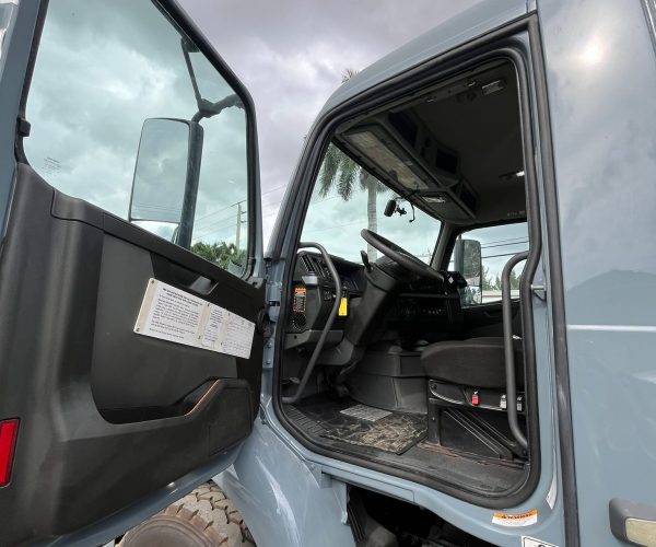 2022 VOLVO VNR300 DUMP TRUCK TRI-AXLE LOW MILES 005