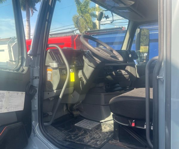 2022 VOLVO VNR300 DUMP TRUCK TRI-AXLE LOW MILES 006