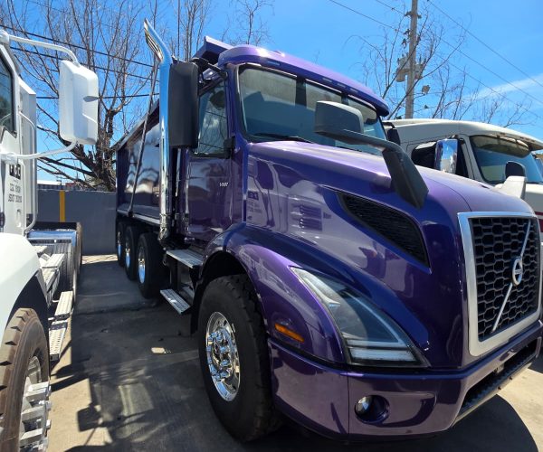 2023 VOLVO VNR TRI-AXLE DUMP TRUCK LOW MILES 004