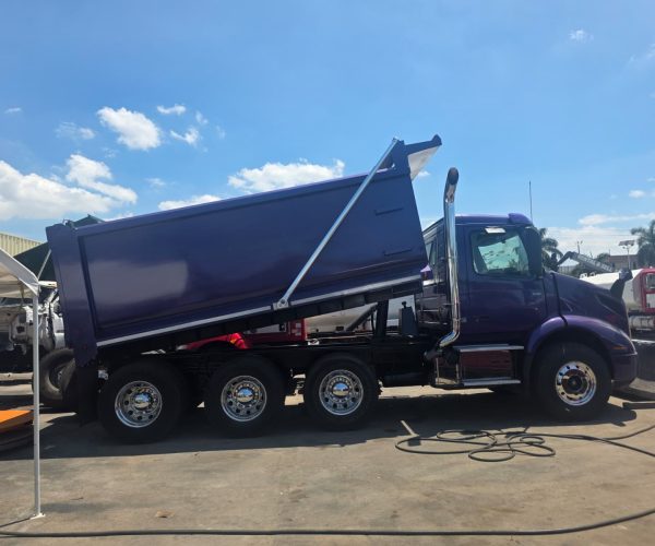 2023 VOLVO VNR TRI-AXLE DUMP TRUCK LOW MILES 005