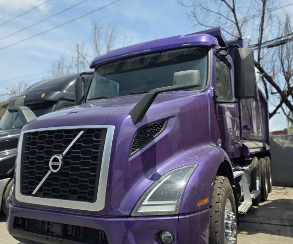 2023-VOLVO-VNR-TRI-AXLE-DUMP-TRUCK-LOW-MILES-NUEVAS 002