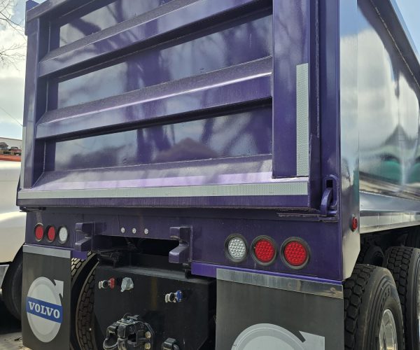 2023-VOLVO-VNR-TRI-AXLE-DUMP-TRUCK-LOW-MILES-NUEVAS 003