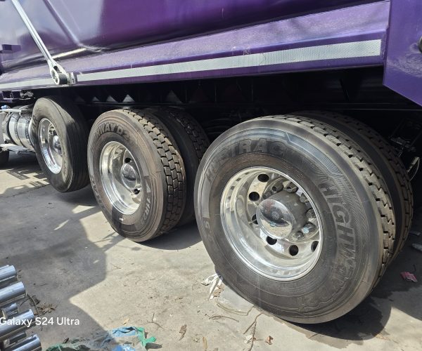 2023-VOLVO-VNR-TRI-AXLE-DUMP-TRUCK-LOW-MILES-NUEVAS 004