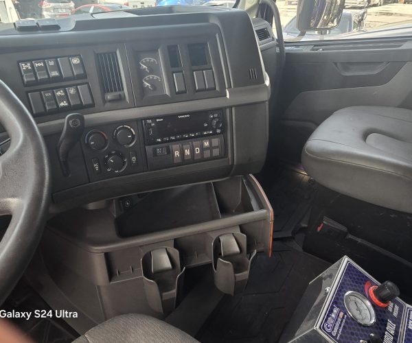 2023-VOLVO-VNR-TRI-AXLE-DUMP-TRUCK-LOW-MILES-NUEVAS 014