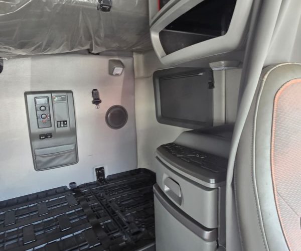 2024 VOLVO VNL 760, LOW MILES FINANCIAL SERVICES AVAILABLE 013