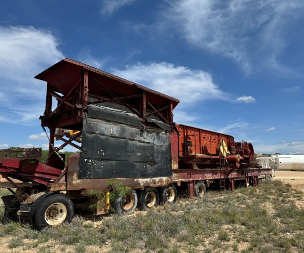CRUSHING UNIT MOBILE CRUSHER PLANT MOUNTED ON A 78 FT 5-AXLE CUSTOM-BUILT MACHINE 002