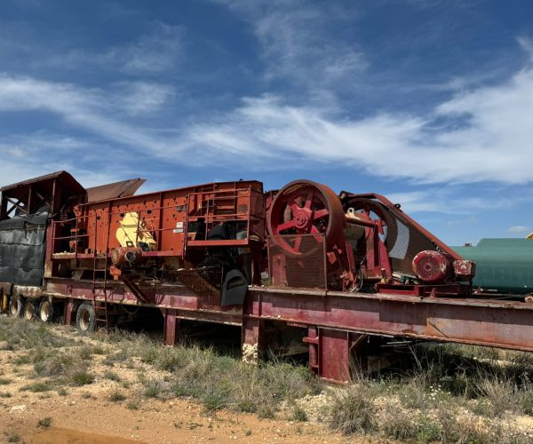 CRUSHING UNIT MOBILE CRUSHER PLANT MOUNTED ON A 78 FT 5-AXLE CUSTOM-BUILT MACHINE 004