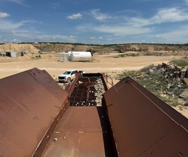 CRUSHING UNIT MOBILE CRUSHER PLANT MOUNTED ON A 78 FT 5-AXLE CUSTOM-BUILT MACHINE 012