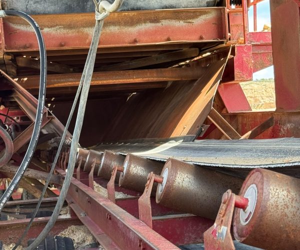 CRUSHING UNIT MOBILE CRUSHER PLANT MOUNTED ON A 78 FT 5-AXLE CUSTOM-BUILT MACHINE 014