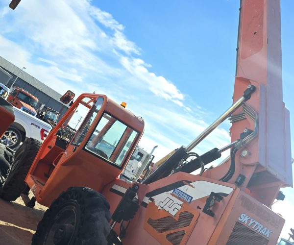 JLG SKY TRACK 8042 TELEHANDLER 004