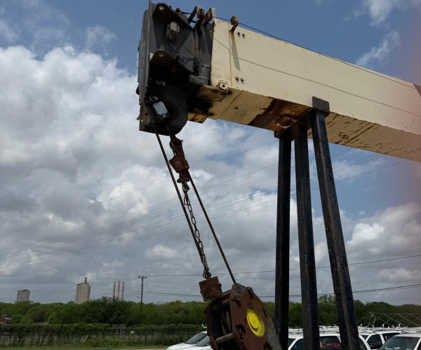 NATIONAL 11105 BOOM CRANE 28TONS W FT 44FT JIB MOUNTED ON A 2007 STEERING TRUCK 007