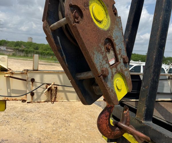 NATIONAL 11105 BOOM CRANE 28TONS W FT 44FT JIB MOUNTED ON A 2007 STEERING TRUCK 008