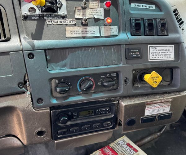 NATIONAL 11105 BOOM CRANE 28TONS W FT 44FT JIB MOUNTED ON A 2007 STEERING TRUCK 029