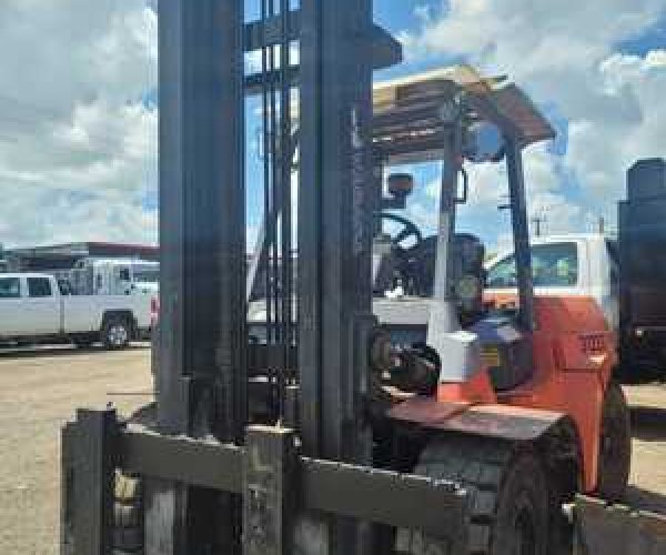 TOYOTA 7FDU70 PNEUMATIC TIRES FORKLIFT 15.000 LB CAPACITY, DIESEL, SIDE SHIFT FORK 009