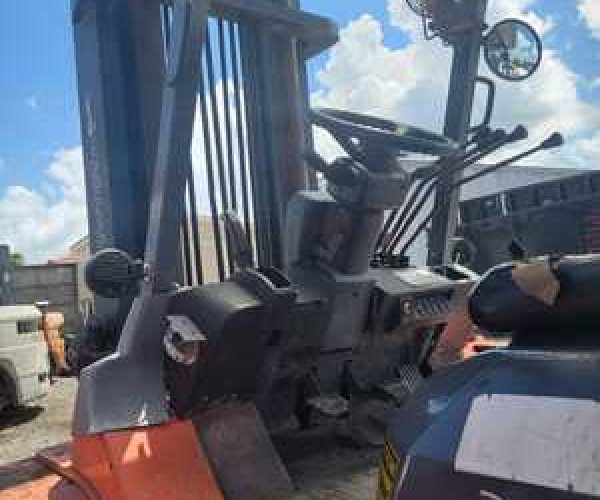 TOYOTA 7FDU70 PNEUMATIC TIRES FORKLIFT 15.000 LB CAPACITY, DIESEL, SIDE SHIFT FORK 014